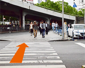 伊丹空港行のバス乗り場の前の横断歩道を渡ります。